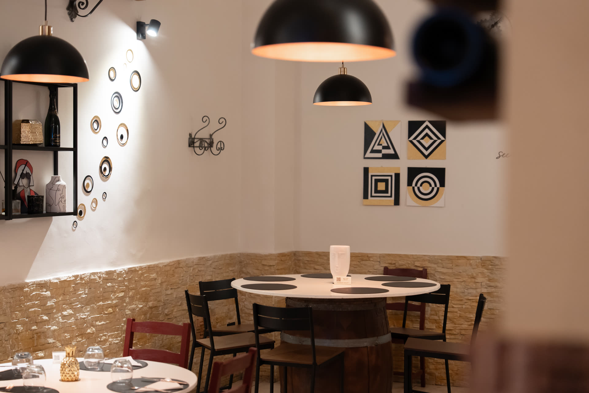 Sala accogliente di osteria contemporanea a Bari